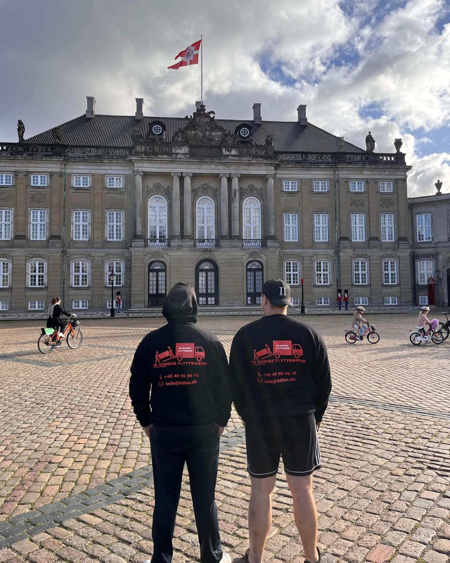 To flyttemænd set bagfra foran Amalienborg.